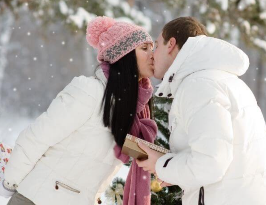 Best Apps and Date Ideas For Finding True Christmas Love